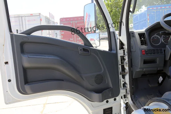 Yuejin Shangjun X500-33 130 hp 4X2(6 wheels) 4.17m Single Row Grating Van Light Truck Cab (1) | 86Trucks