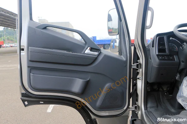 Hyundai Commercial Vehicle Shengtu H1 141 hp 4X2(6 wheels) 4.13m Single Row Stake Truck Cab (1) | 86Trucks