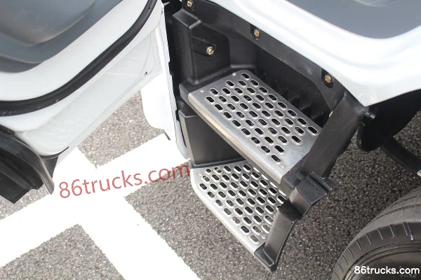 Yuejin Chaoyue E500 10T Electric Low Pressure Cleaning Truck Chassis 161.2kWh 4X2(6 wheels) Interior (3) | 86Trucks