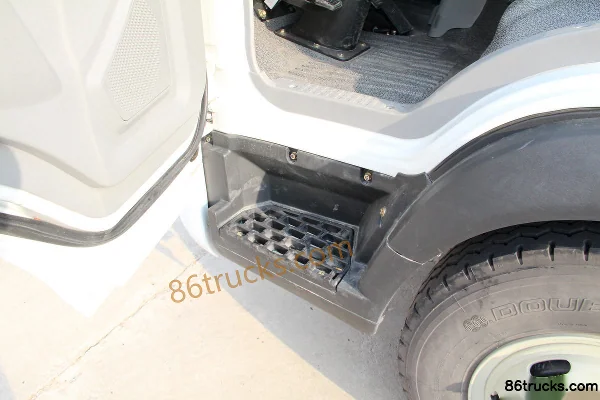 Sinotruk Haoman H3 116hp 4X2(6 wheels) 4.1m Single Row Refrigerated Truck Cab (2) | 86Trucks