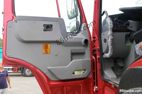 Sinotruk HOWO Heavy Truck 380 hp 8X4(12 wheels) 8.2m Dump Truck Cab (1) | 86Trucks