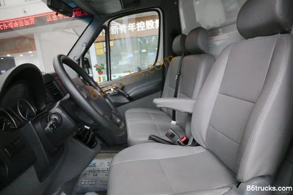 Dongfeng EM30-RTT camion de transport fourgon électrique pur 5,4 m 65,5 kWh Cabine (3) | 86Trucks