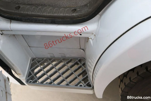 Dongfeng Duolika D6 130 hp 4X2(6 wheels) 4.17 m single-row van light truck Cab (3) | 86Trucks