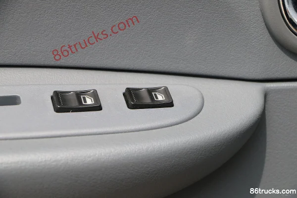 Dongfeng Duolika D6-M Fuel-Saving Edition 115hp 4X2(6 wheels) 3.8m Semi-Cab Van Light Truck (2) | 86Trucks