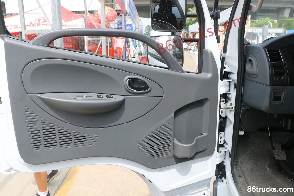 Dongfeng Duolika D6-M Fuel-Saving Edition 115hp 4X2(6 wheels) 3.8m Semi-Cab Van Light Truck (1) | 86Trucks