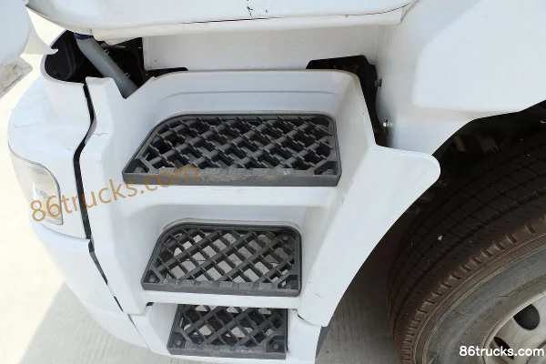 DongfengLiuqi Chenglong M5 245 ch 6X2(8 roues) camion porteur fourgon 9,6 m Cabine (2) | 86Trucks