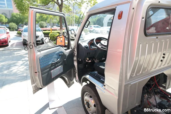 Dongfeng Junfeng 87 ch essence 4X2(6 roues) camion benne 3,3 m Cabine (2) | 86Trucks