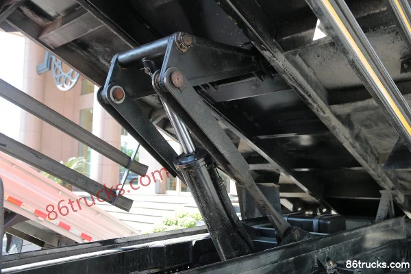 Dongfeng Lituo T20 150hp 4X2(6 wheels) 3.7m Dump Truck (Φ160 Construction Lift) Body (1) | 86Trucks