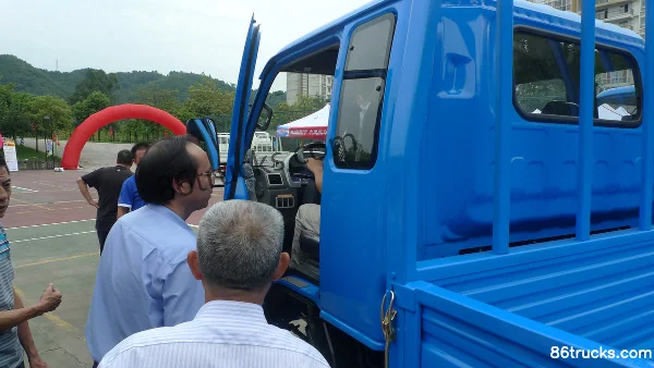 Dayun Qiyun 83 hp 4X2(6 wheels) 3.2m Crew Cab Flatbed Light Truck Exterior (2) | 86Trucks