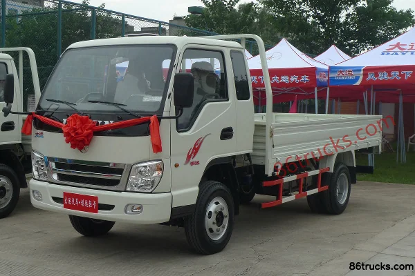 Dayun Qiyun 90 hp 4X2(6 wheels) 3.9m Crew Cab Flatbed Light Truck Exterior (2) | 86Trucks