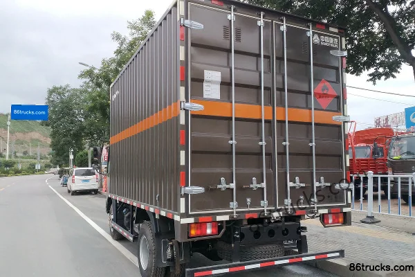 Sinotruk HOWO Tongshuai 154 ch 4X2(6 roues) camion citerne à toit ouvrant pour liquides inflammables 4,15 mètres Extérieur (3) | 86Trucks