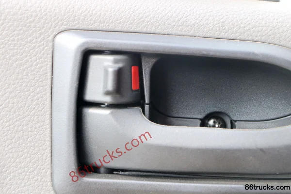 FAW Jiefang Hu VH 140 hp 4X2(6 wheels) 4.21m single-row stake truck Cab (2) | 86Trucks