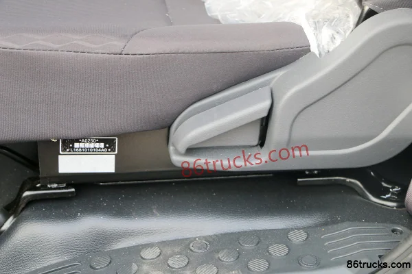 Foton Aoling TS 110 hp 4X2(6 wheels) 3.83m semi-row flatbed light truck Cab (3) | 86Trucks