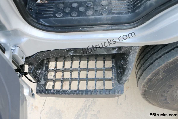 Foton Aoling TS 110 hp 4X2(6 wheels) 3.83m semi-row flatbed light truck Cab (2) | 86Trucks