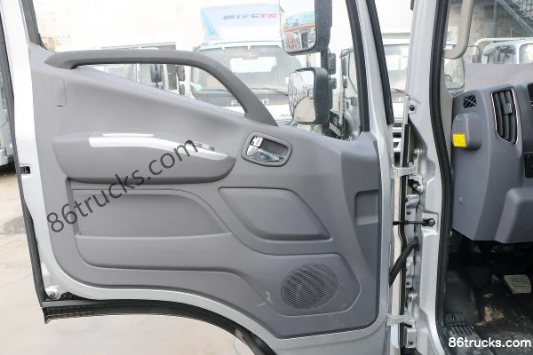 Foton Aoling New Jieyun 156hp 4X2(6 wheels) 4.18m single-row flatbed light truck Cab (1) | 86Trucks