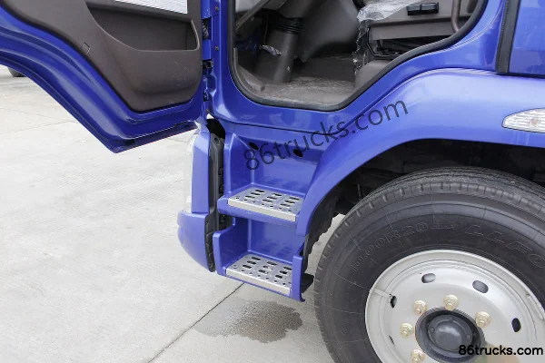 Dongfeng Liuqi New Chenglong M3 170 hp 4X2(6 wheels) 7.8m Van Cargo Truck Cab (3) | 86Trucks