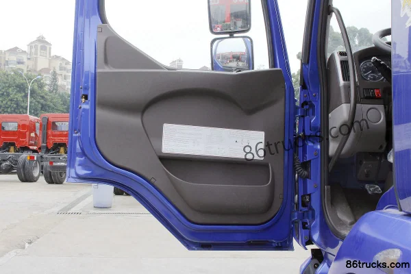 Dongfeng Liuqi New Chenglong M3 170 hp 4X2(6 wheels) 7.8m Van Cargo Truck Cab (2) | 86Trucks