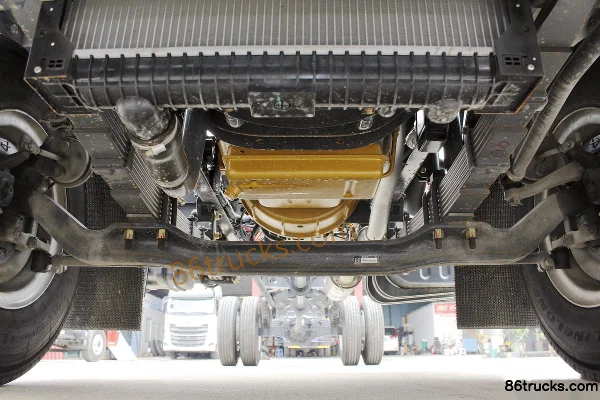 Dongfeng Liuqi New Chenglong M3 170 hp 4X2(6 wheels) 7.8m Van Cargo Truck Chassis (1) | 86Trucks