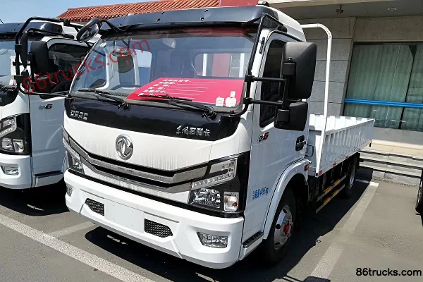 Dongfeng Duolika D6-L 2018 Model 130hp 4X2(6 wheels) 4.17m Single Row Stake Light Truck Exterior (2) | 86Trucks