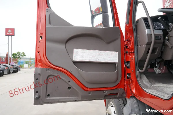 Dongfeng Liuqi Chenglong T5 Heavy Truck 375 hp 6X4(10 wheels) Long-nose Tractor Truck Cab (2) | 86Trucks