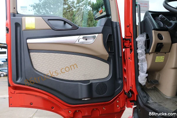 Sinotruk HOWO T5G Heavy Truck 350 hp 4X2(6 wheels) Tractor Truck Cab (1) | 86Trucks