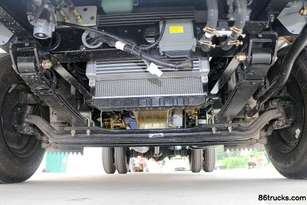Tangjun Ouling T3 Series 95 hp 4X2(6 wheels) 4.15m Single Row Flatbed Light Truck Chassis (1) | 86Trucks