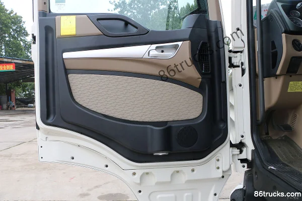 Sinotruk HOWO T5G Heavy Truck 340hp 6X4(10 wheels) Cargo Truck Chassis Cab (1) | 86Trucks