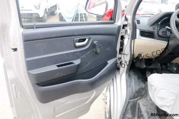 Changan Kuayue Wang X5 1.5L 112 hp 4X2(6 wheels) 3.35m Refrigerated Truck Cab (1) | 86Trucks