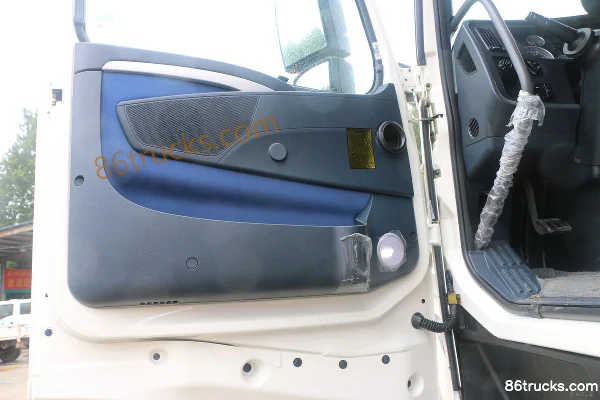 Sinotruk HOWO T7H Heavy Truck 400 hp 4X2(6 wheels) Dangerous Goods Tractor Truck Cab (1) | 86Trucks