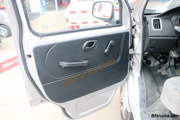 Changan Kuayue Xinbao II 1.2L 88 hp 4X2(6 wheels) 2.71m double-row flatbed micro truck Cab (1) | 86Trucks