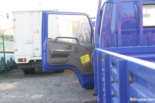 Beijing Qilong 103 hp 4X2(6 roues) 4.25m Single Row Flatbed Light Truck Cabine (1) | 86Trucks