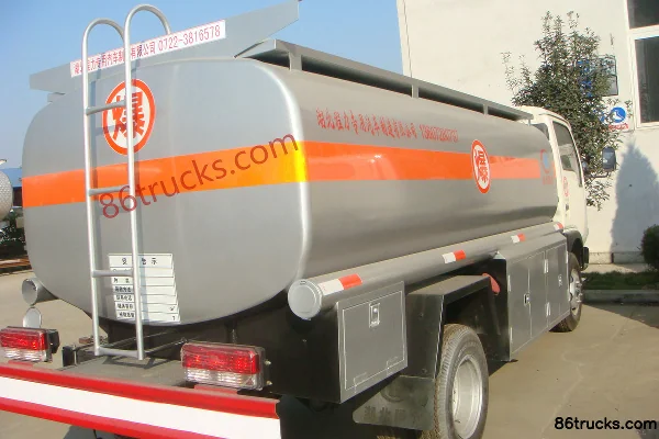 Dongfeng Xiaobawang 116 ch 4X2(6 roues) camion citerne de transport de carburant Cabine (1) | 86Trucks