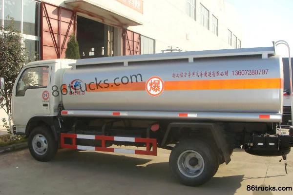 Dongfeng Xiaobawang 116 hp 4X2(6 wheels) Fuel Tanker Truck Exterior