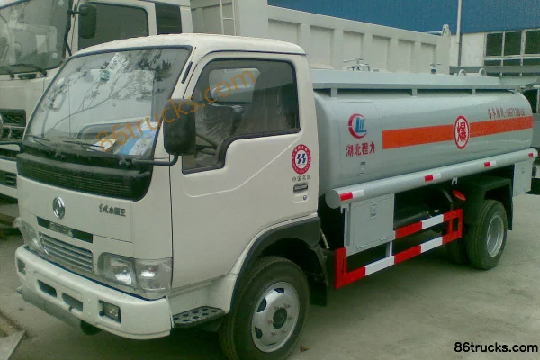 Dongfeng Xiaobawang 120 hp 4X2(6 wheels) Fuel Tanker Truck Exterior (2) | 86Trucks