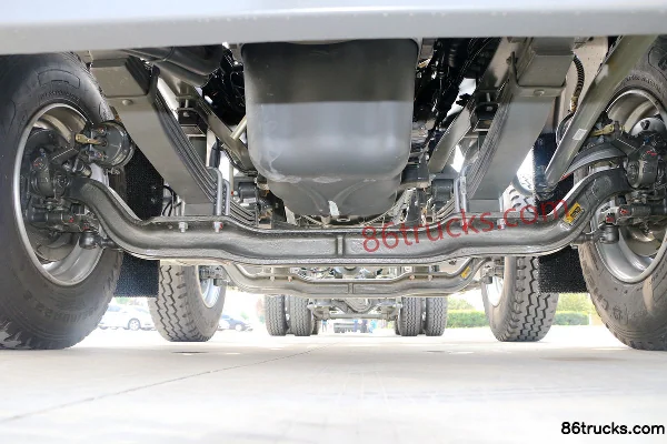 Sinotruk Hohan N5G heavy truck 340hp 8X4(12 wheels) 9.5m van cargo truck Chassis (1) | 86Trucks