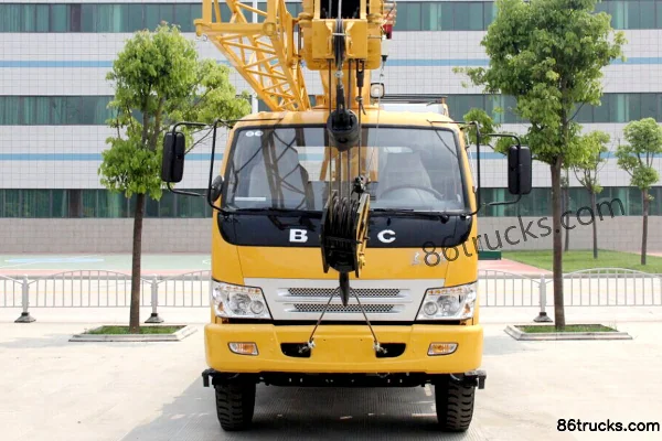 Senyuan Heavy Industry 8 Ton Dongfanghong Chassis Crane Truck (Yunnei Power) Exterior