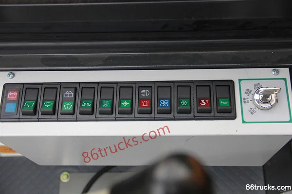 Senyuan Heavy Industry 8 Ton Dongfanghong Chassis Crane Truck (Yunnei Power) Cab (3) | 86Trucks