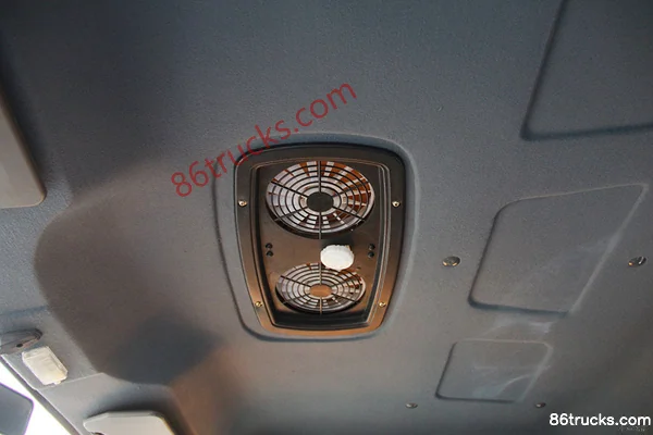 Senyuan Heavy Industry 8 Ton Dongfanghong Chassis Crane Truck (Yunnei Power) Cab (2) | 86Trucks