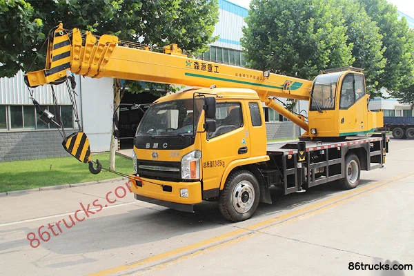 Senyuan Heavy Industry 8 Ton Dongfanghong Chassis Crane Truck Exterior (2) | 86Trucks