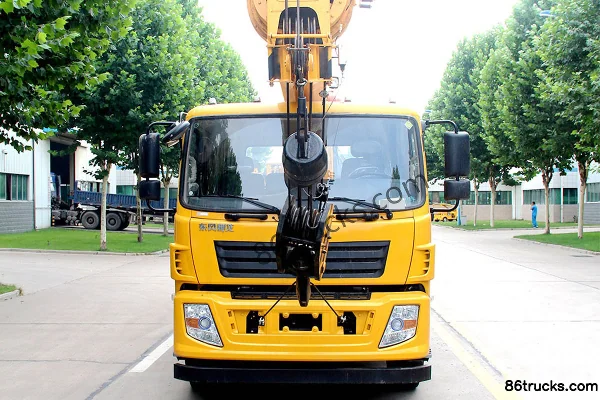 Senyuan Heavy Industry 12-ton Dongfeng Yulong Chassis Crane Truck Exterior (2) | 86Trucks