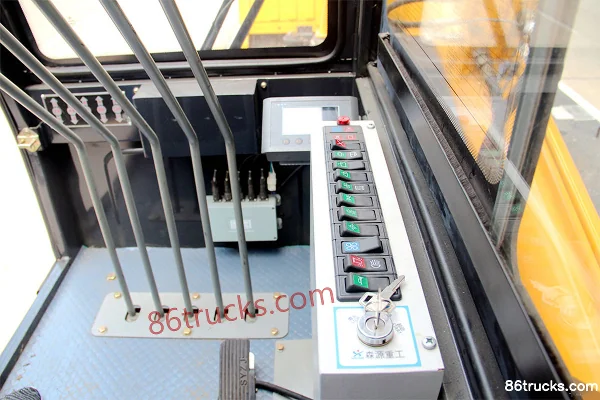 Senyuan Heavy Industry 12-ton Dongfeng Yulong Chassis Crane Truck Cab (2) | 86Trucks