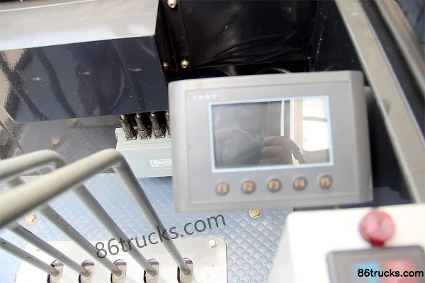 Senyuan Heavy Industry 12-ton Dongfeng Yulong Chassis Crane Truck Cab (1) | 86Trucks