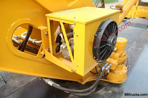 Senyuan Heavy Industry 12-ton Dongfeng Yulong Chassis Crane Truck (1) | 86Trucks