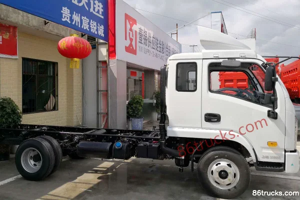 Yuejin Shangjun X300-33 115 hp 4X2(6 wheels) 3.74m semi-row flatbed light truck Exterior (3) | 86Trucks