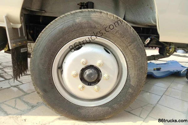Tangjun Ouling Sailin A6 1,5 L 108 ch 4X2(6 roues) Essence Camion plateau micro 3,08 m à cabine simple Châssis (1) | 86Trucks