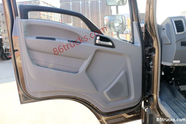 Sinotruk HOWO Hanjiang Logistics Edition 129 hp 4X2(6 wheels) 4.15m Single Row Stake Truck Cab (1) | 86Trucks