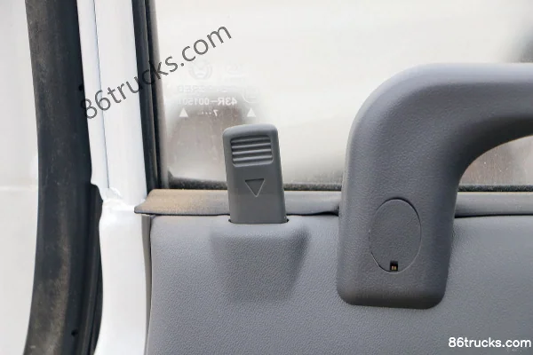 Qingling Isuzu 100P 98 hp 4X2(6 wheels) 4.25m Single Row Van Light Truck Cab (2) | 86Trucks