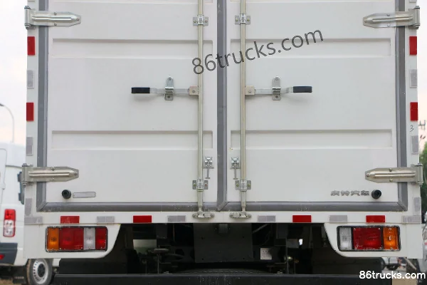 Qingling Isuzu 100P 98 hp 4X2(6 wheels) 4.25m Single Row Van Light Truck Body (3) | 86Trucks