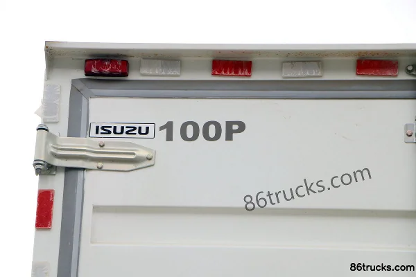 Qingling Isuzu 100P 98 hp 4X2(6 wheels) 4.25m Single Row Van Light Truck Body (2) | 86Trucks