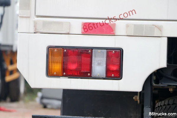 JMC Shunda Narrow Body Luxury 116hp 4X2(6 wheels) 4.21m Single Row Van Light Truck (2) | 86Trucks